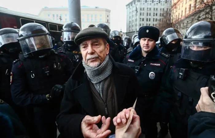 В Хорошевском суде Москвы началось заочное рассмотрение дела против 84‑летнего правозащитника: прокурор просит 6,5 года и запрет администрировать сайты на 10 лет.