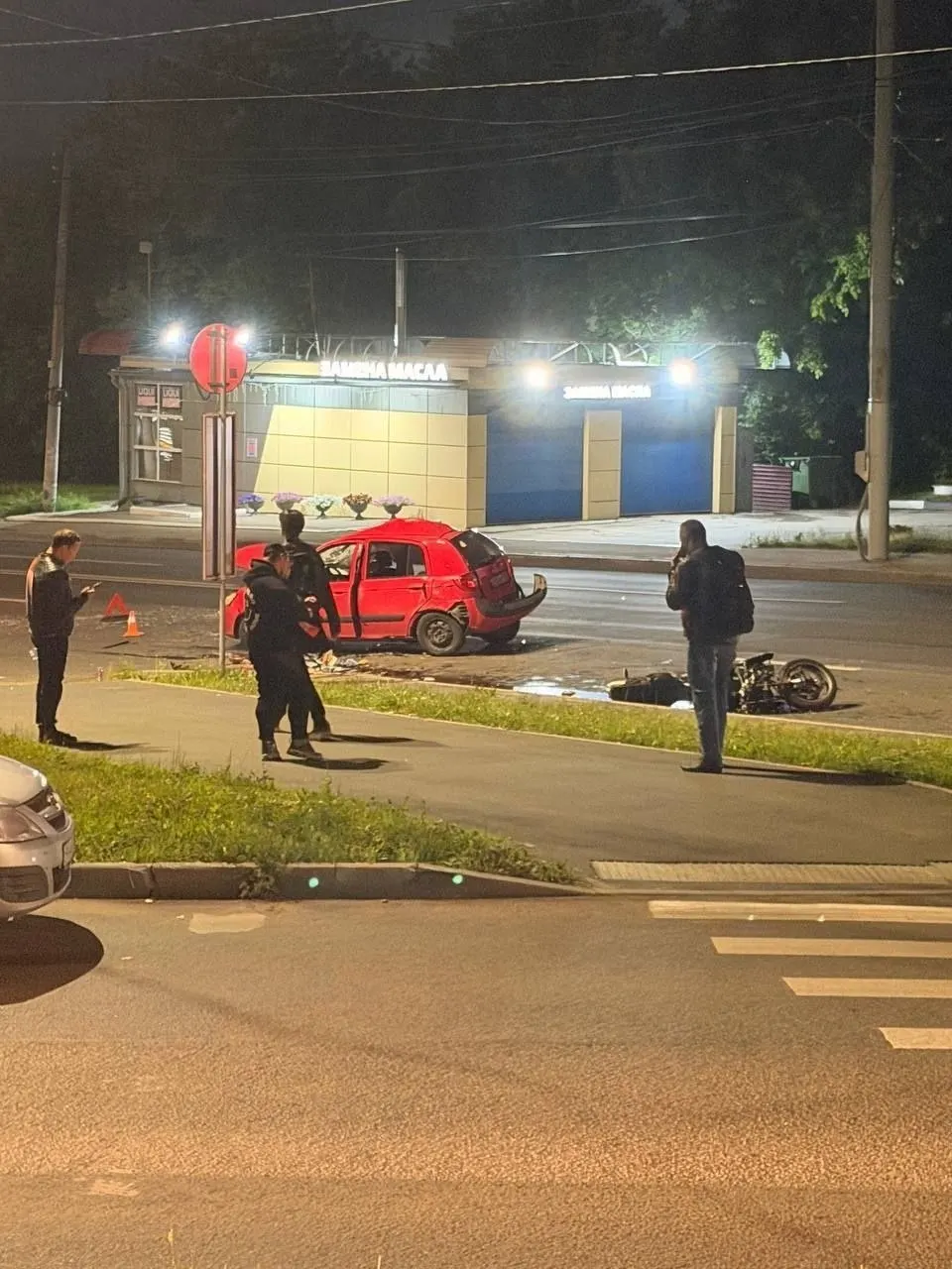 В Нижнем Новгороде на улице Бринского 31‑летняя водительница при повороте не уступила дорогу мотоциклисту — в результате столкновения оба участника были госпитализированы, женщину затем отпустили.