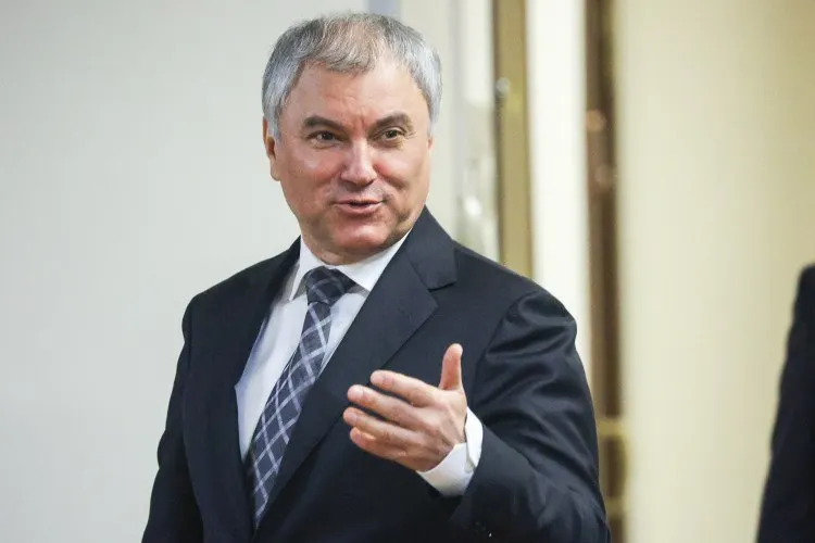 Спикер Госдумы призвал активнее пользоваться электротранспортом: по его мнению, современные трамваи могут разгрузить дороги, улучшить экологию и стать более дешёвой альтернативой наземному метро на фоне дефицита топлива.