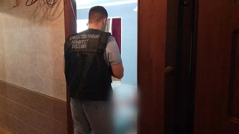 В квартире на улице Титова в Балакове найдены тела 32-летней женщины и двух детей — предварительно отравление угарным газом. По факту возбуждено уголовное дело.