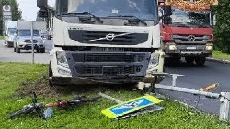На автоподъезде к Балаковской АЭС грузовой Volvo снес опору светофора и столб дорожного знака — 22‑летнюю девушку, на которую упал столб, госпитализировали.