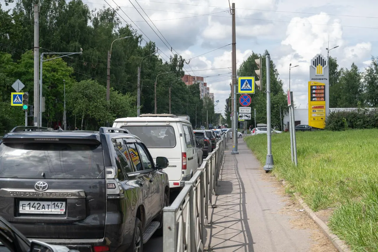 Проверка нескольких петербургских АЗС показала, что в город продолжают поставлять бензин стандарта Евро‑5. Персонал отмечает наличие запасов и сомневается в скором массовом переходе на более «грязный» Евро‑3, который временно разрешили в России.