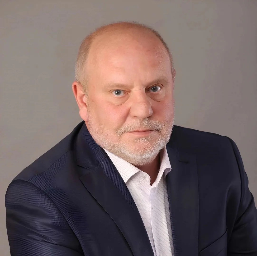 Совет депутатов единогласно поддержал решение: глава округа и председатель Совета покидают должности, чтобы баллотироваться в региональный парламент. Глава продолжит исполнять обязанности до конца недели.