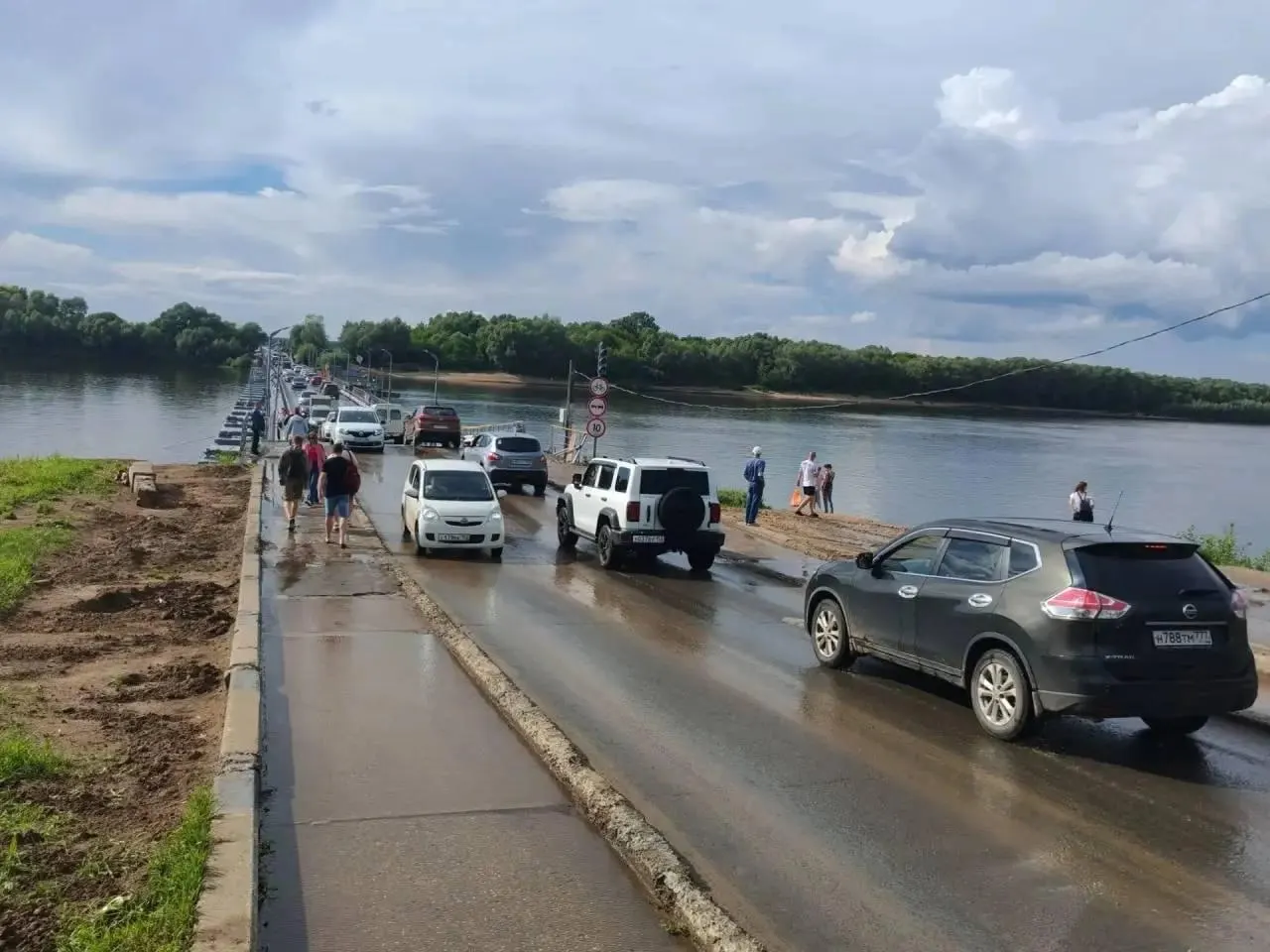 Наплавной мост вернули в эксплуатацию после планового ремонта и прохождения повторной сертификации: секции ремонтировали на двух площадках, а новое свидетельство потребовалось из‑за истечения предыдущего.