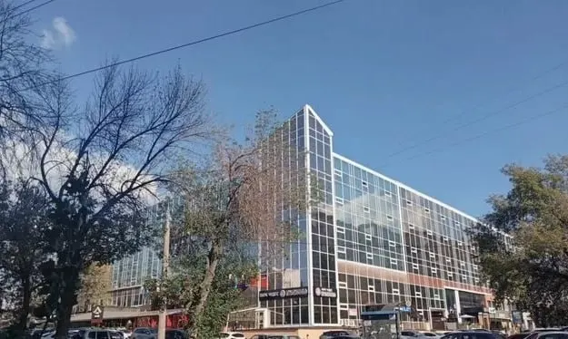Пятиэтажный офисный центр «Континент» оценён в 550 млн руб. (занятость — 99%). Рядом продают торговый центр «Айсберг» за 300 млн руб. с более чем 50 арендаторами.