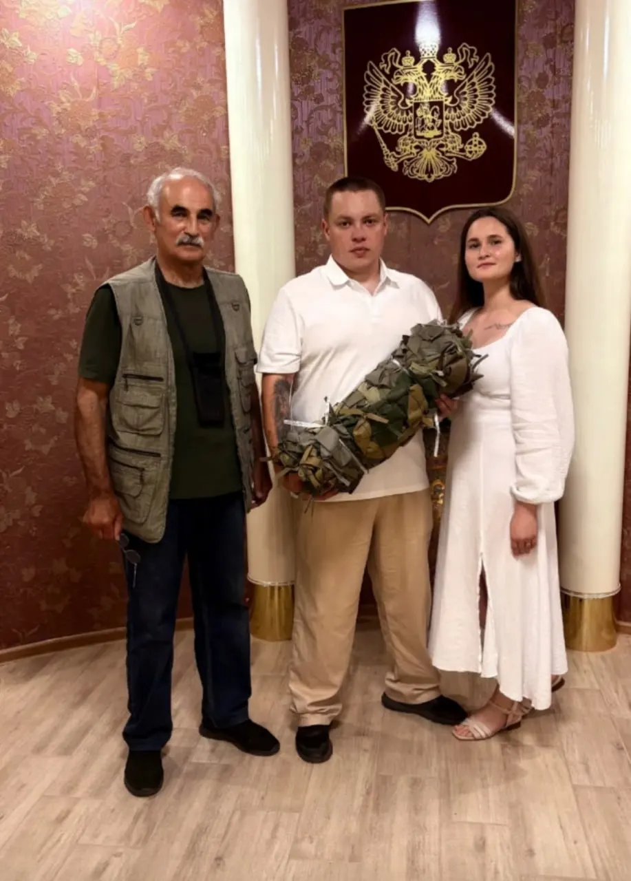 20 июля в Глазове жених, вернувшийся в отпуск с СВО, и невеста получили на свадьбе маскировочную сеть. В ЗАГСе называют подарок знаком поддержки тех, кто защищает страну.