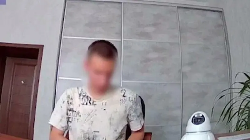 Пенсионер из Энгельса лишился 2,5 млн рублей и 1,5 тыс. долларов после телефонного обмана: злоумышленник представился сотрудником военной прокуратуры. Задержан 18‑летний курьер.