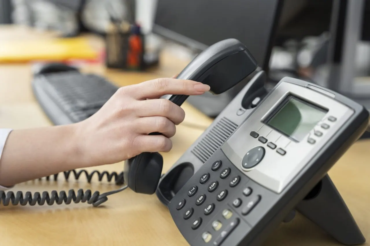 Сообщения принимают по телефонам 8 (8332) 37-40-91, 37-40-62 и через интернет‑приемную прокуратуры региона.