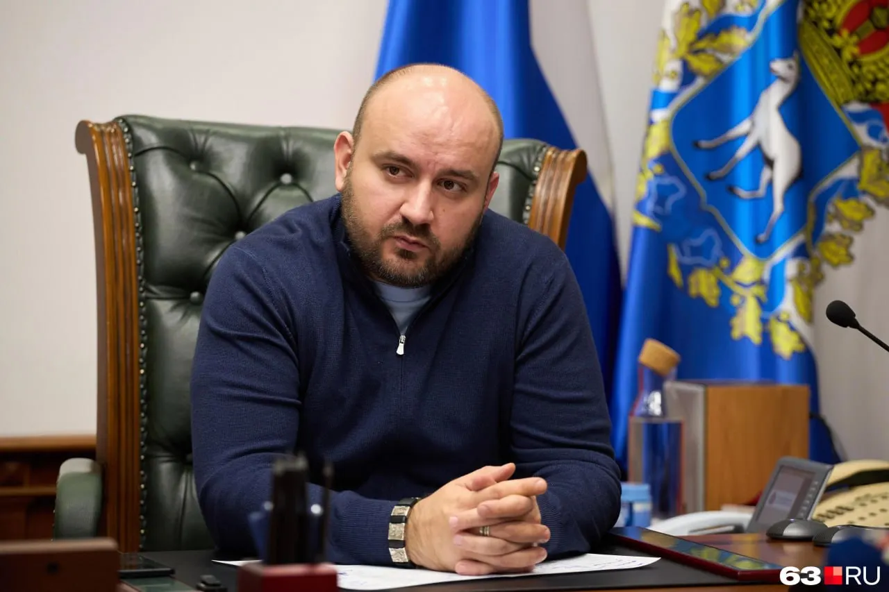 Губернатор поручил переводить ограничения на продажу топлива в чёткие временные рамки. Власти отмечают рост поставок и снижение напряжённости, однако на отдельных заправках дефицит сохраняется — резерв быстро расходуется.