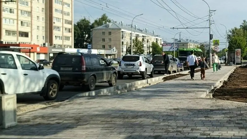 Парень публиковал платные предложения о помощи в обход очередей на АЗС; сам заявил, что это была шутка, материалы переданы на проверку.
