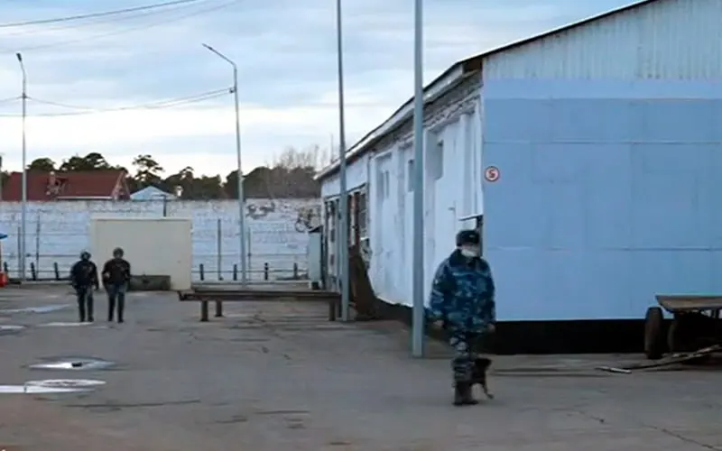 Минусинский суд признал Владимира Шележова виновным в публичных призывах к экстремизму — к общему сроку за предыдущие преступления добавили 3,5 года, итоговый срок составил 19 лет строгого режима.
