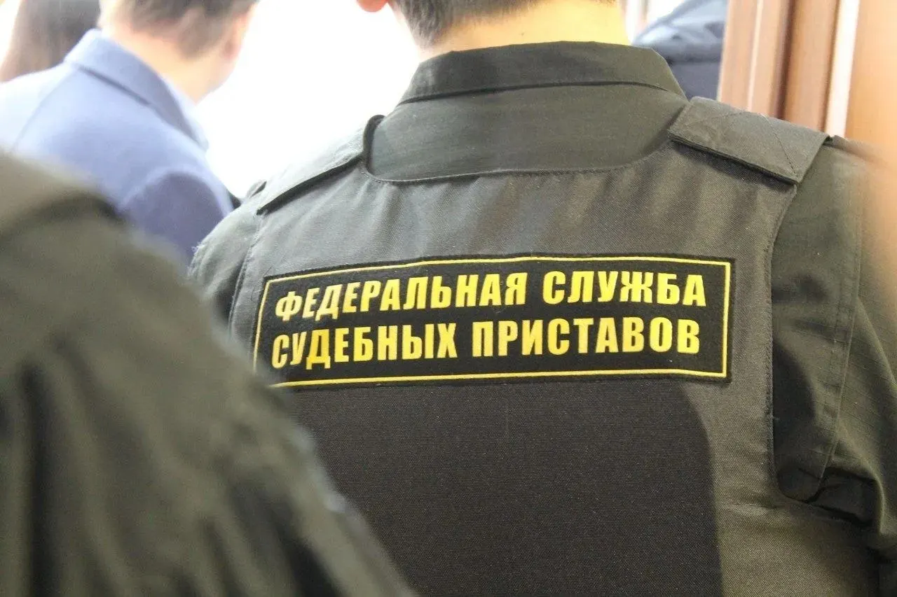 Суд признал начальницу отдела судебных приставов виновной во взятках и незаконной передаче данных. Ей назначили 4 года колонии и штраф 240 тыс. рублей, но отправка в колонию отложена в связи с воспитанием ребёнка.