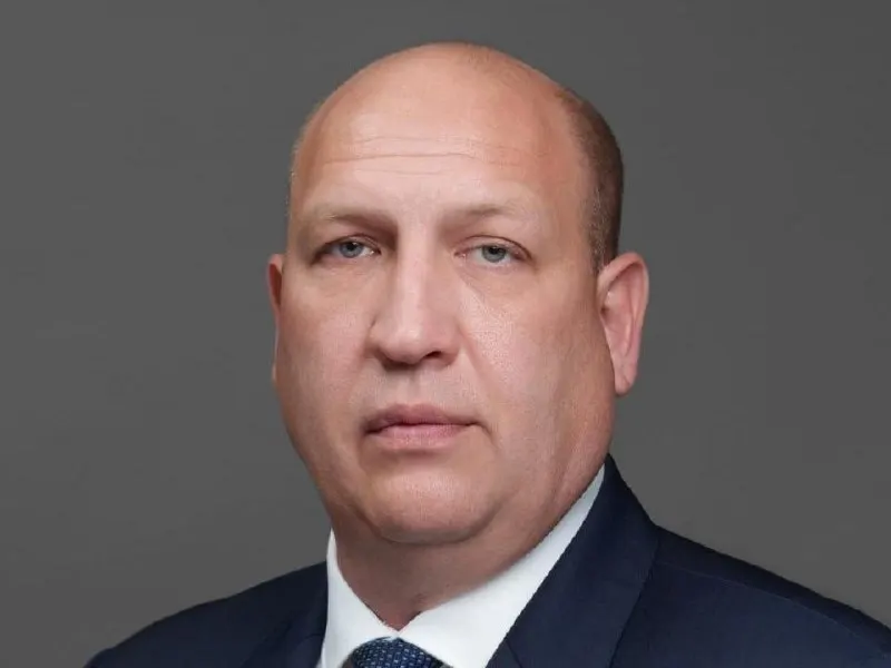 Бывшего чиновника задержали в феврале прошлого года по подозрению в растрате; суд признал его невиновным после изменения обвинения на превышение полномочий.