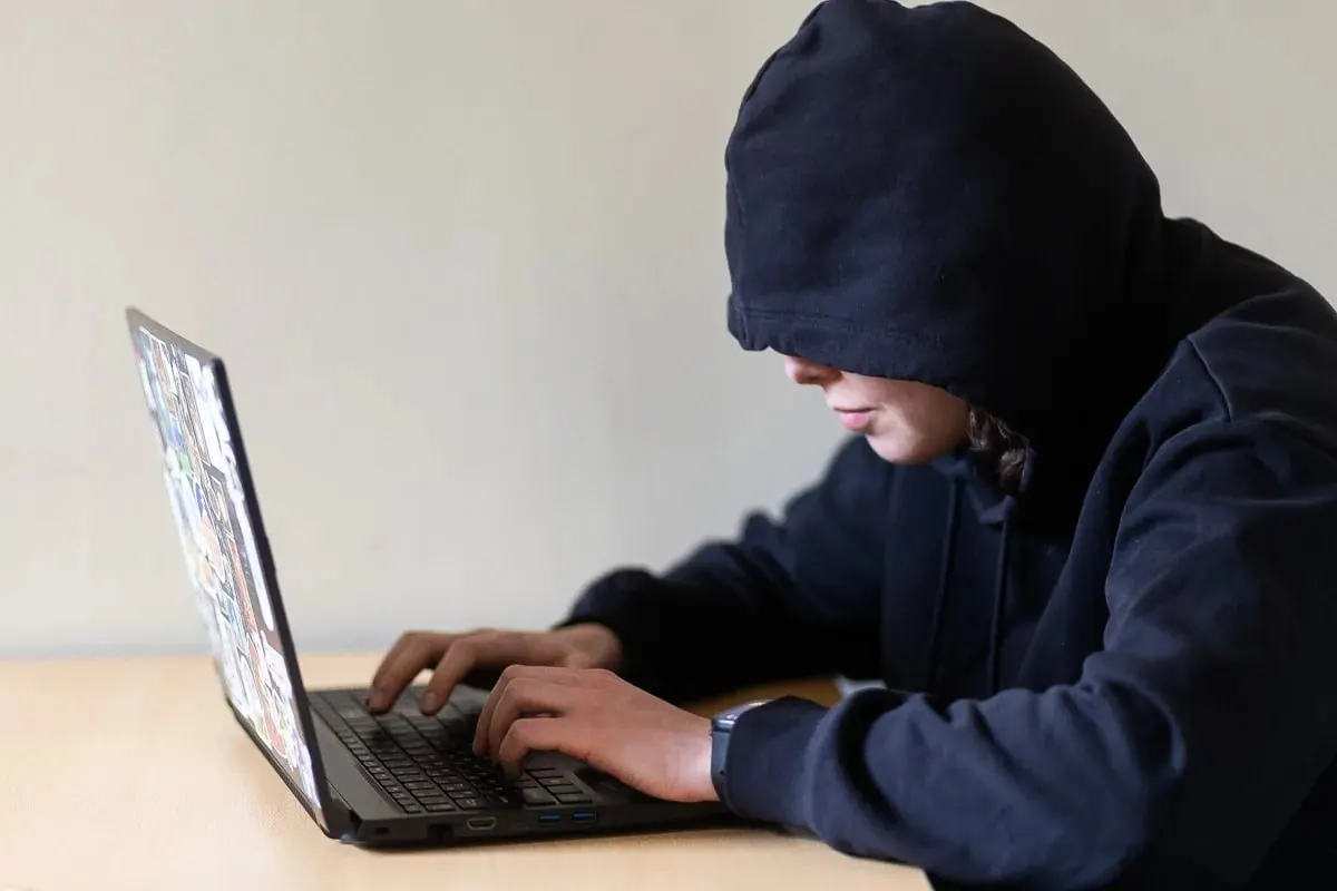Проект даёт судам право ограничивать приближение и контакты преследователей; документ направлен в правительство, возможная дата вступления — 1 января 2027 года.