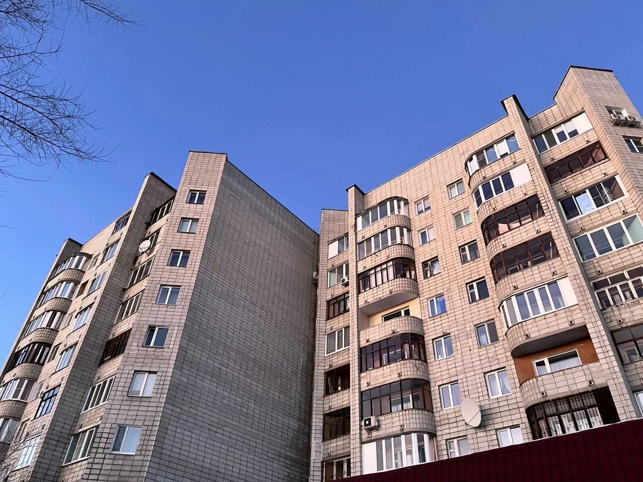 К концу июня 2026 года средний дисконт в Омске достиг 5,5%. Больше скидки только в Самаре и Краснодаре; по России средняя скидка снизилась до 4,9%.