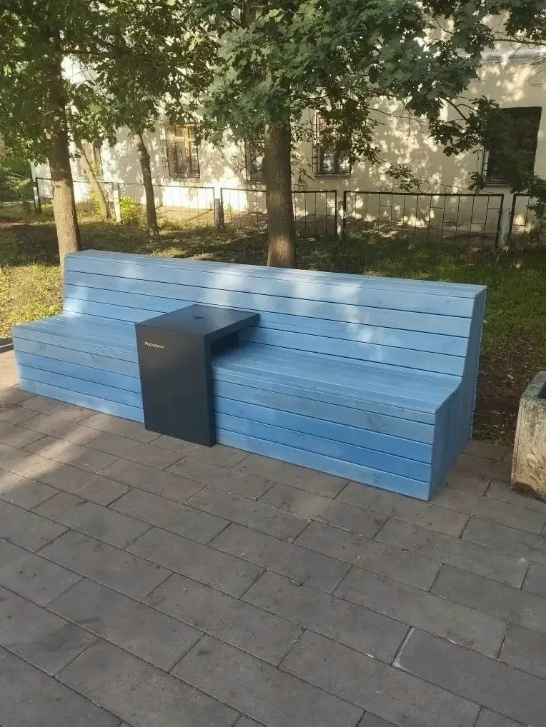 В Сквере художников установили скамейку, где можно бесплатно подключиться к интернету и подзарядить гаджет по беспроводной технологии.
