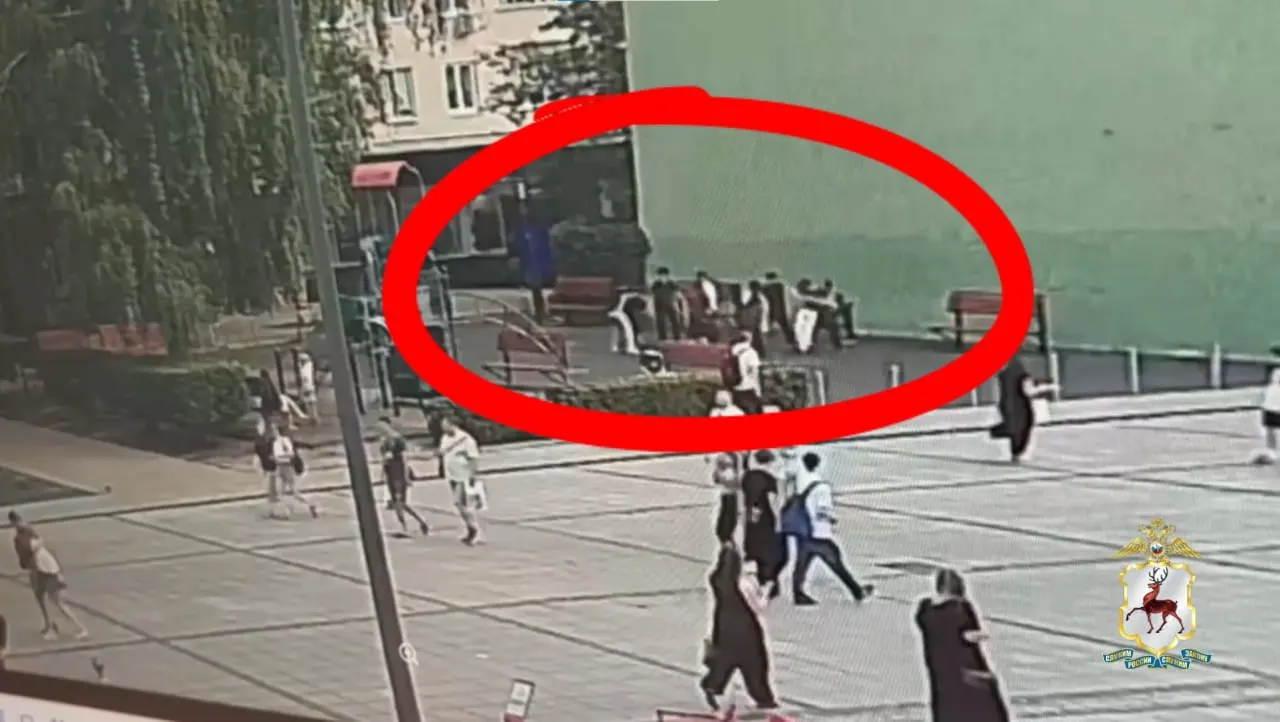 Пятеро подростков 15–17 лет напали на двух музыкантов и других прохожих на Большой Покровской в Нижнем Новгороде. Возбуждено уголовное дело по статье «Хулиганство», несовершеннолетних поставят на профилактический учёт.