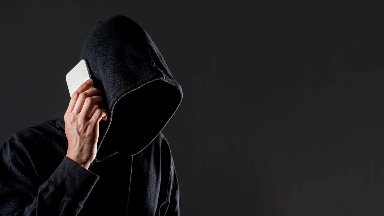 22‑летняя девушка под угрозой ареста банковских счетов перевела почти 400 тыс. рублей после звонка мужчины, представившегося сотрудником налоговой службы.
