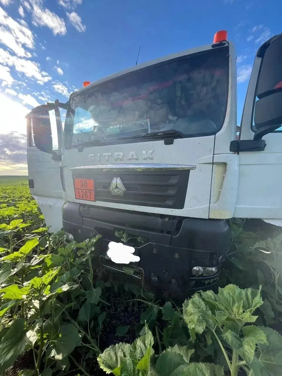 В Сызранском районе Самарской области автоцистерна и легковой автомобиль съехали в кювет после столкновения. Водитель и пассажир легковушки доставлены в Сызранскую ЦРГБ.