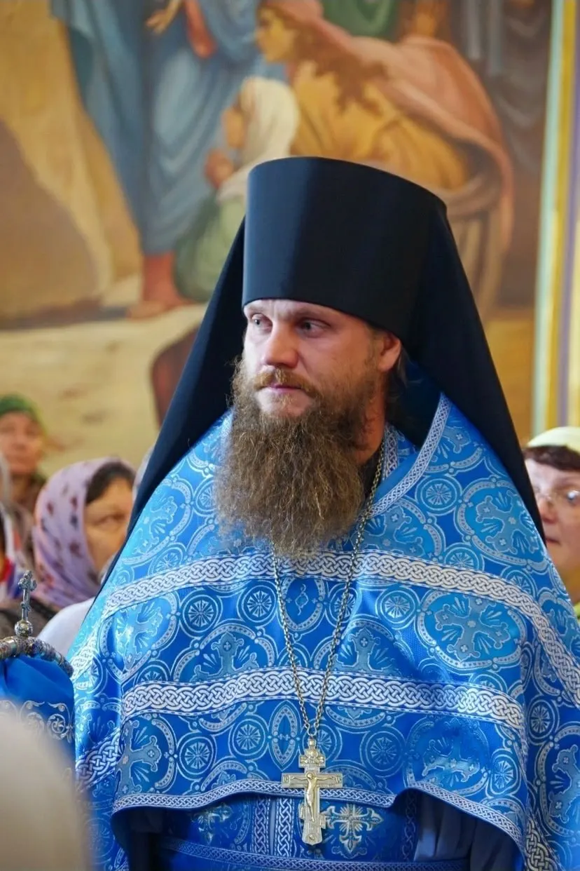 Иеромонах Тихон погиб, когда его автомобиль врезался в дерево на участке трассы между М‑7 и посёлком Фролищи; обстоятельства аварии уточняются.