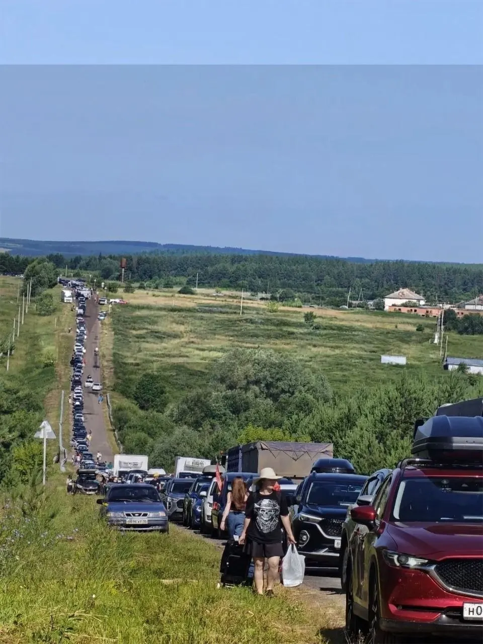 В селе Лагуново Сарапульского района начался рок‑фестиваль «Улетай». На подъездах к площадке образовались длинные очереди автомобилей — тысячи людей приехали со всей России.