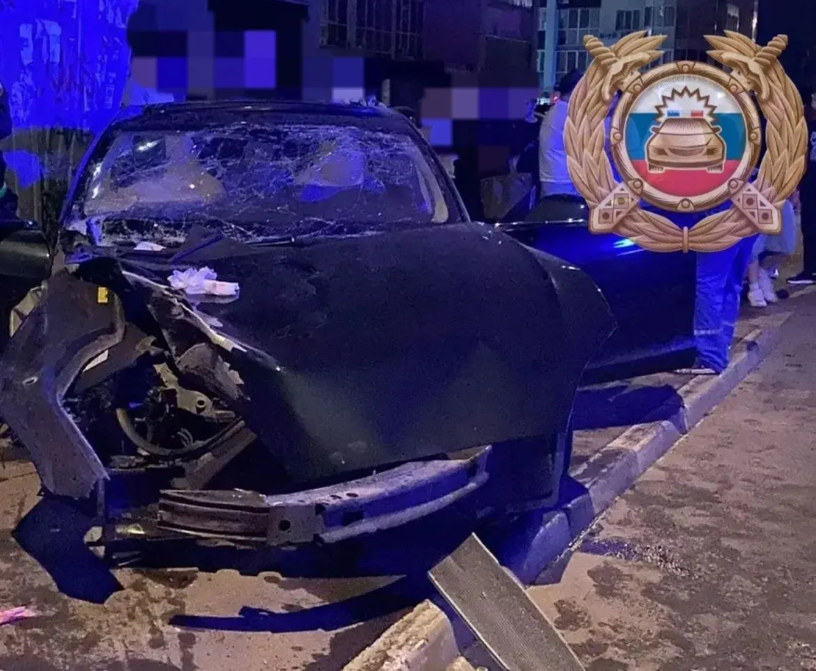 24 июля вечером в Энгельсе электромобиль съехал с дороги и врезался в препятствие: 26-летний пассажир погиб на месте. По факту возбуждено уголовное дело, водителя задержали.