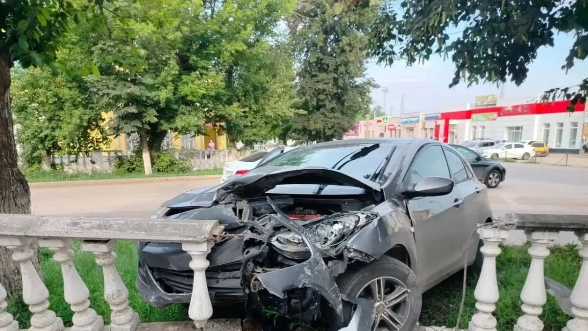 В пригороде Самары автомобиль Hyundai столкнулся с декоративным ограждением; в результате ДТП пострадал пассажир.