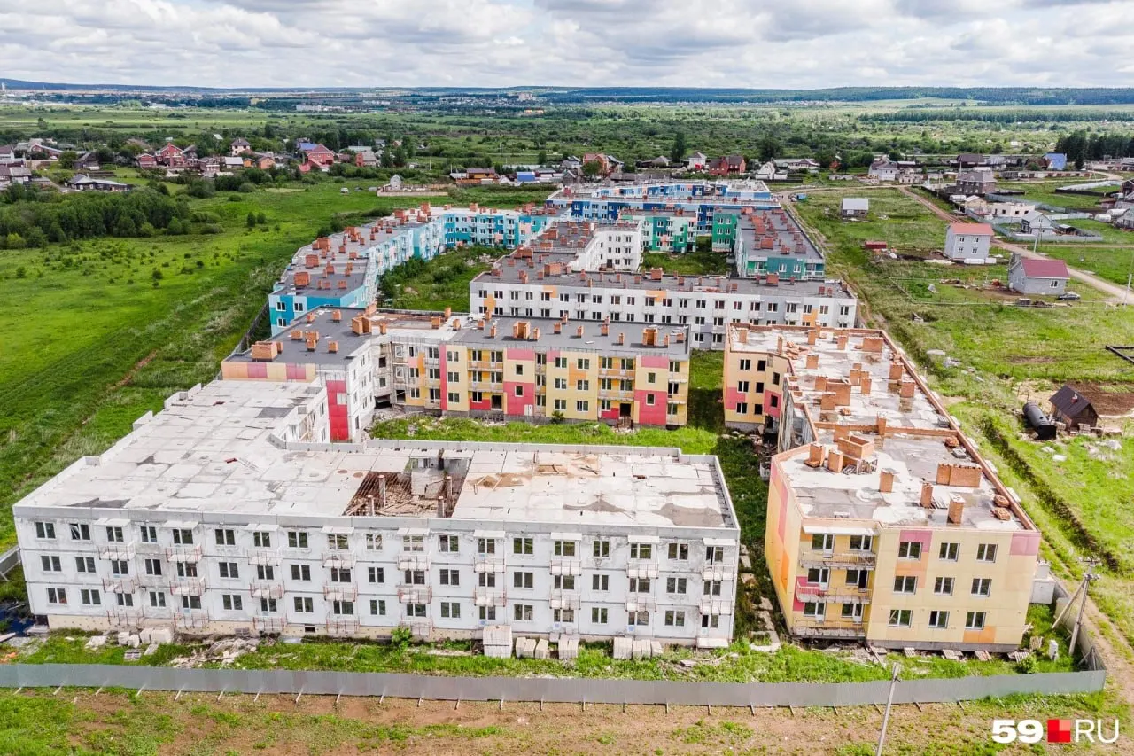 На въезде в Лобаново продают 12 недостроенных домов комплексa, строительство которого остановилось после банкротства застройщика и проблем с качеством работ.