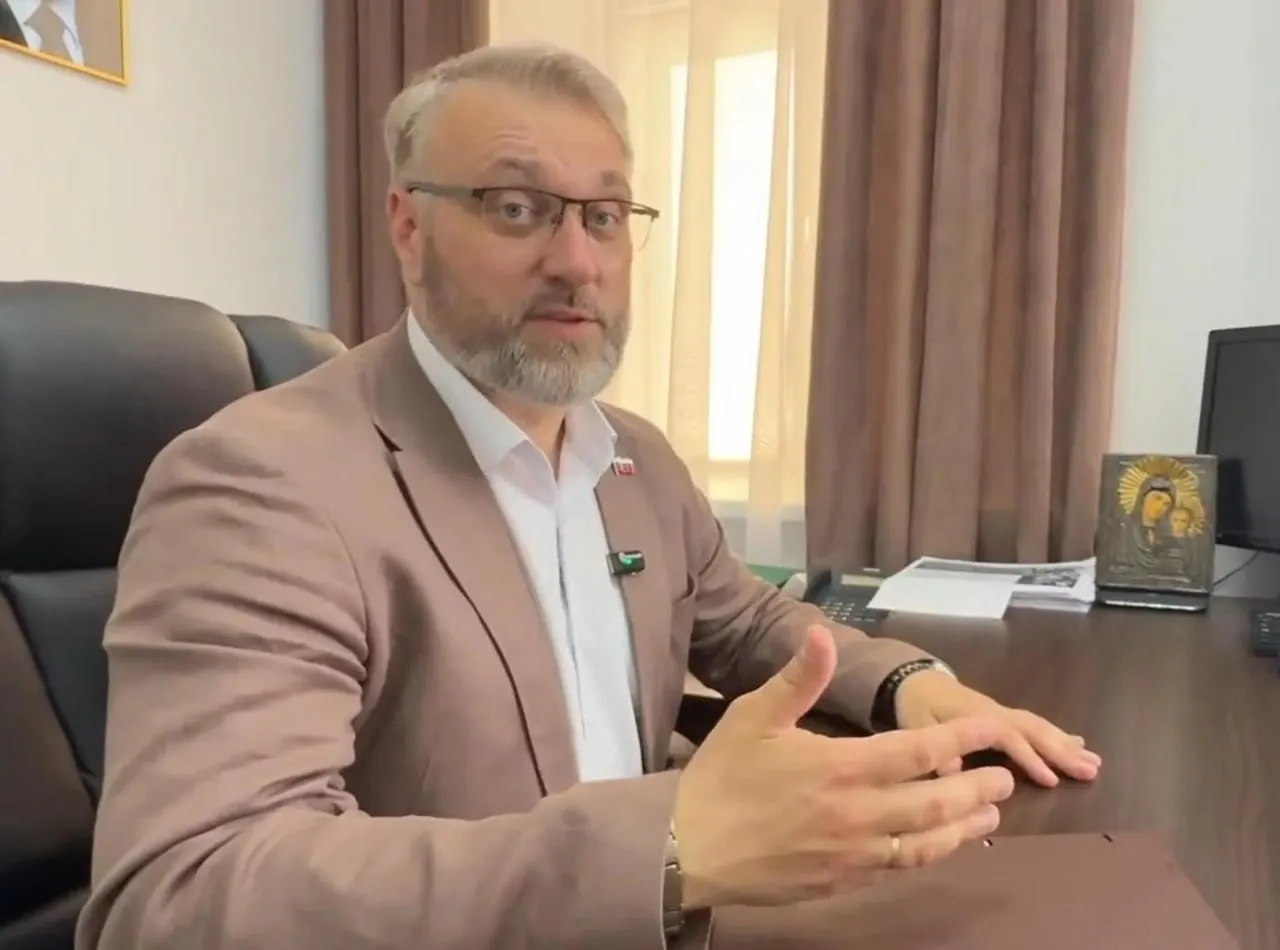 Дмитрий Третьяков рассказал, как ему позвонили якобы из управляющей компании и просили продиктовать код из СМС для выдачи новых ключей. Руководитель района предупредил жителей не передавать коды никому.