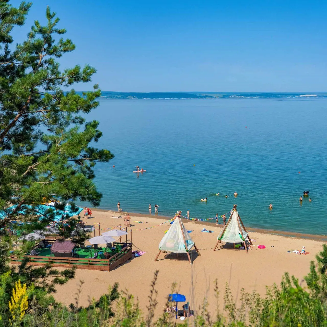Теплая погода: днем до +33 °C, ночью до +20 °C. Местами возможны кратковременные дожди.
