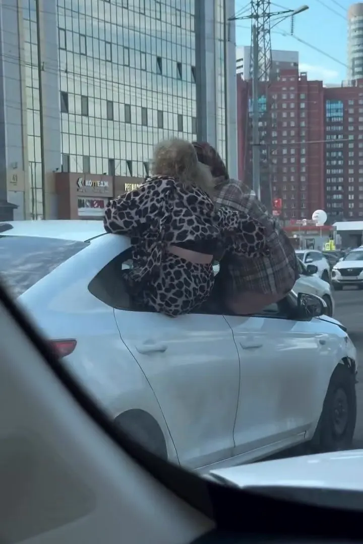 В Самаре полицейские заметили двух девушек, которые ехали по городу, высунувшись из окна автомобиля, и распивали пиво. Водителю по итогам инцидента выписали два административных протокола.