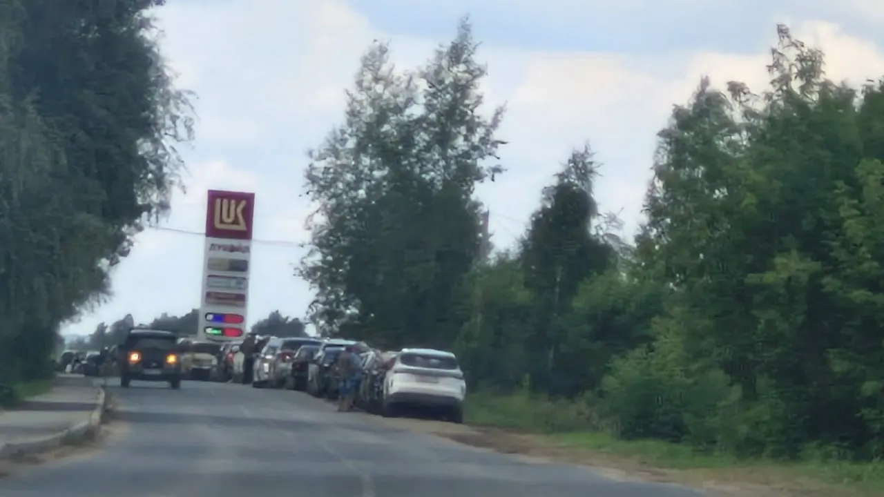 В Вавоже после подвоза топлива появилась очередь на АЗС. Ранее похожие скопления машин фиксировали в Воткинске и Глазове — жители жалуются на дефицит и задержки с подвозом бензина.
