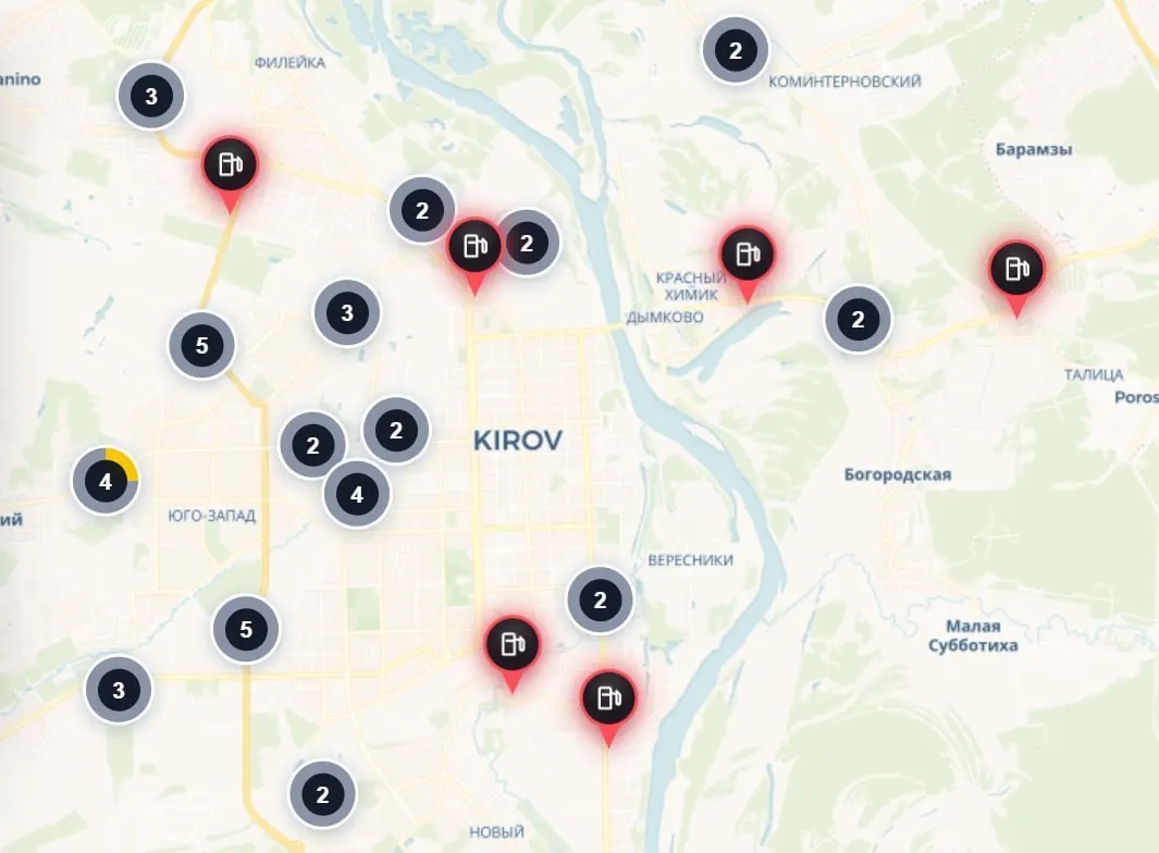 В городе с почти 470 тысячами жителей горючее доступно лишь на трёх АЗС — по сообщениям пользователей, на всех них запасы бензина подходят к концу.