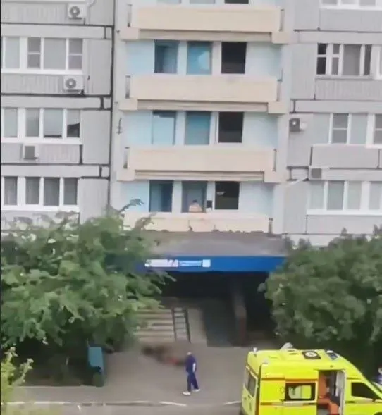 Тело мужчины обнаружили у подъезда на улице Тополиной. Обстоятельства происшествия уточняются.