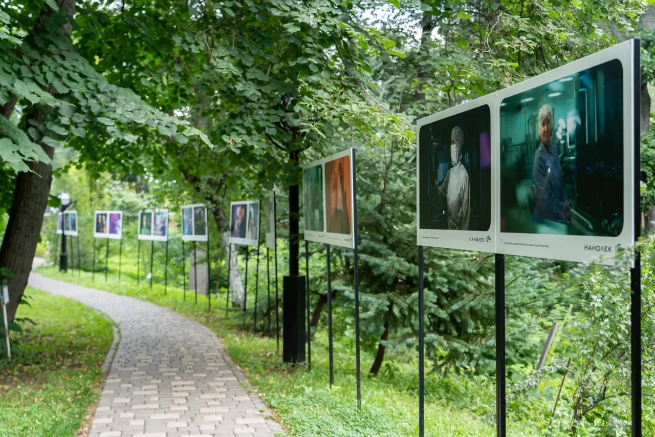 В ботаническом саду вуза проходит фотовыставка, посвящённая профессиям биофармацевтического производства: от лаборантов до инженеров. Экспозиция подчёркивает востребованность выпускников в отрасли.
