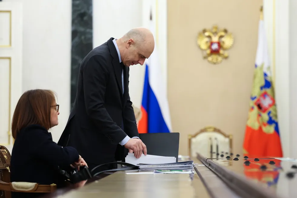 Госдума упростила процедуру наращивания бюджетных расходов и госдолга: Минфин сможет оперативно покрывать кассовые разрывы, но это повышает неопределённость, риск инфляции и подрывает инвестиционные ожидания.