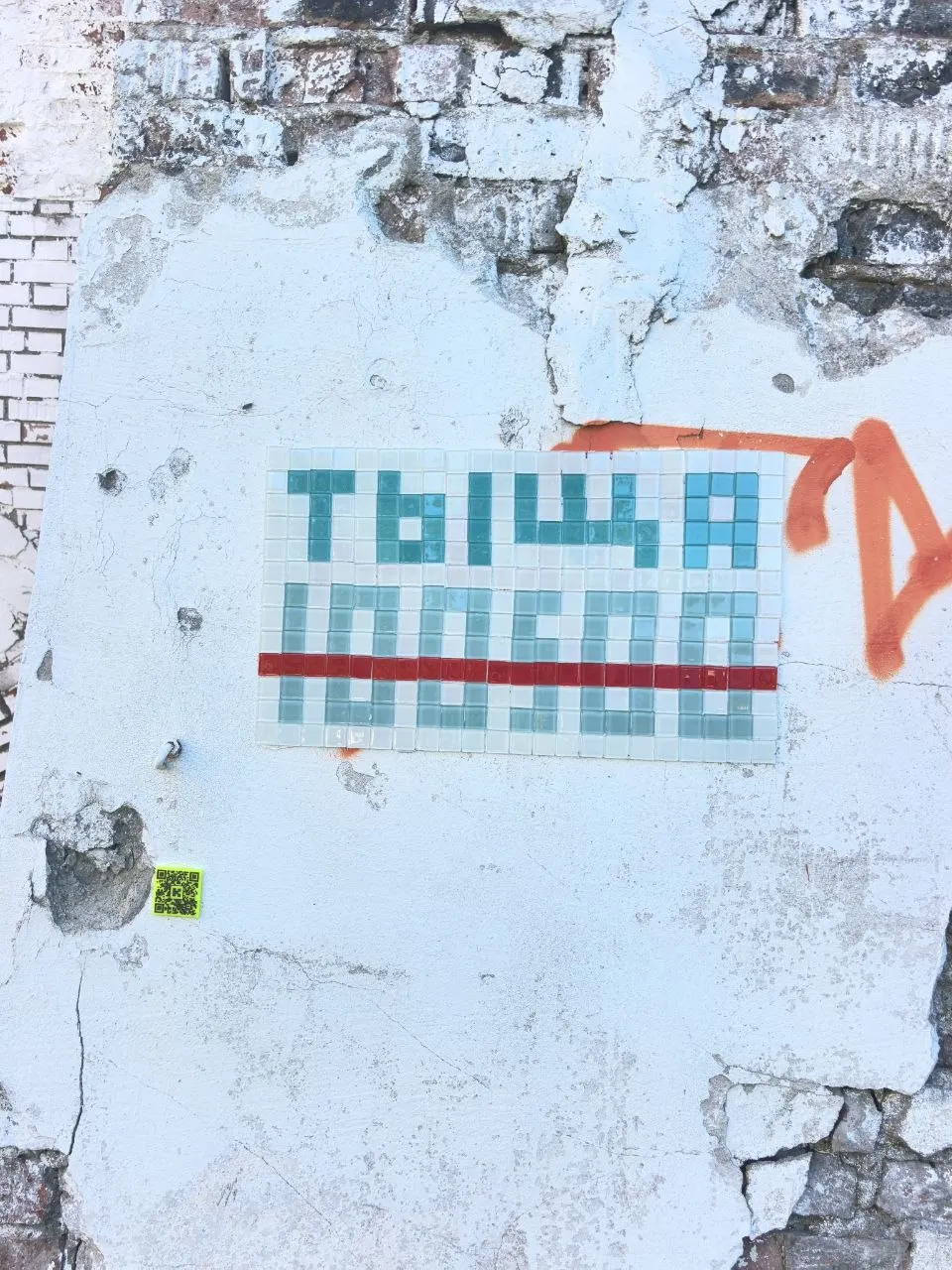 Автор из Оренбурга нарисовал изображение тысячи в основании Медведицкого моста — напоминание о том, что город долгое время был изображён на купюре.
