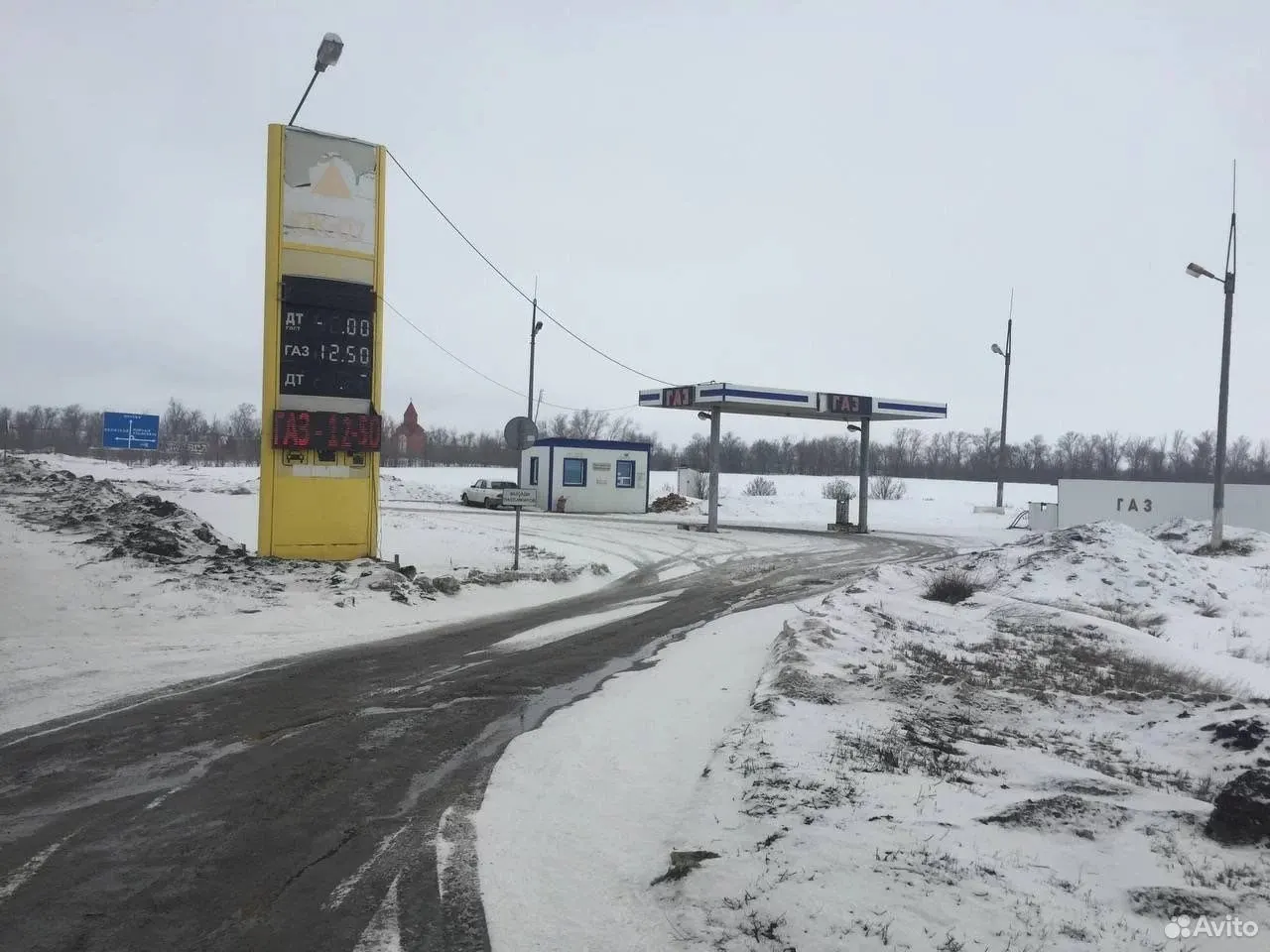 За июль несколько владельцев разместили объявления о продаже АЗС — от контейнерных станций до крупных комплексов; цены варьируются от 990 тыс. до 70 млн рублей.