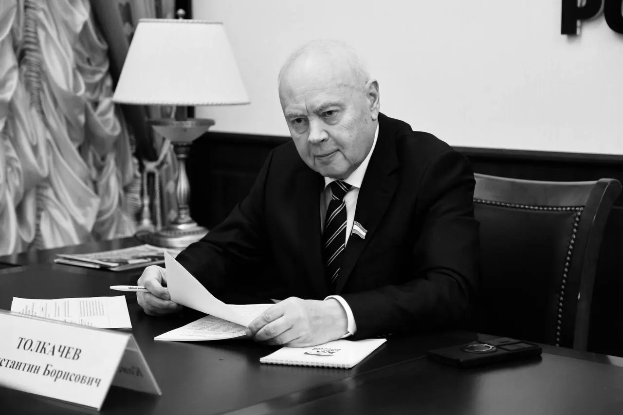 В республике предложили назвать школу и улицу в честь спикера Курултая, установить памятник и мемориальную доску, снять документальный фильм и учредить премию в его имя.