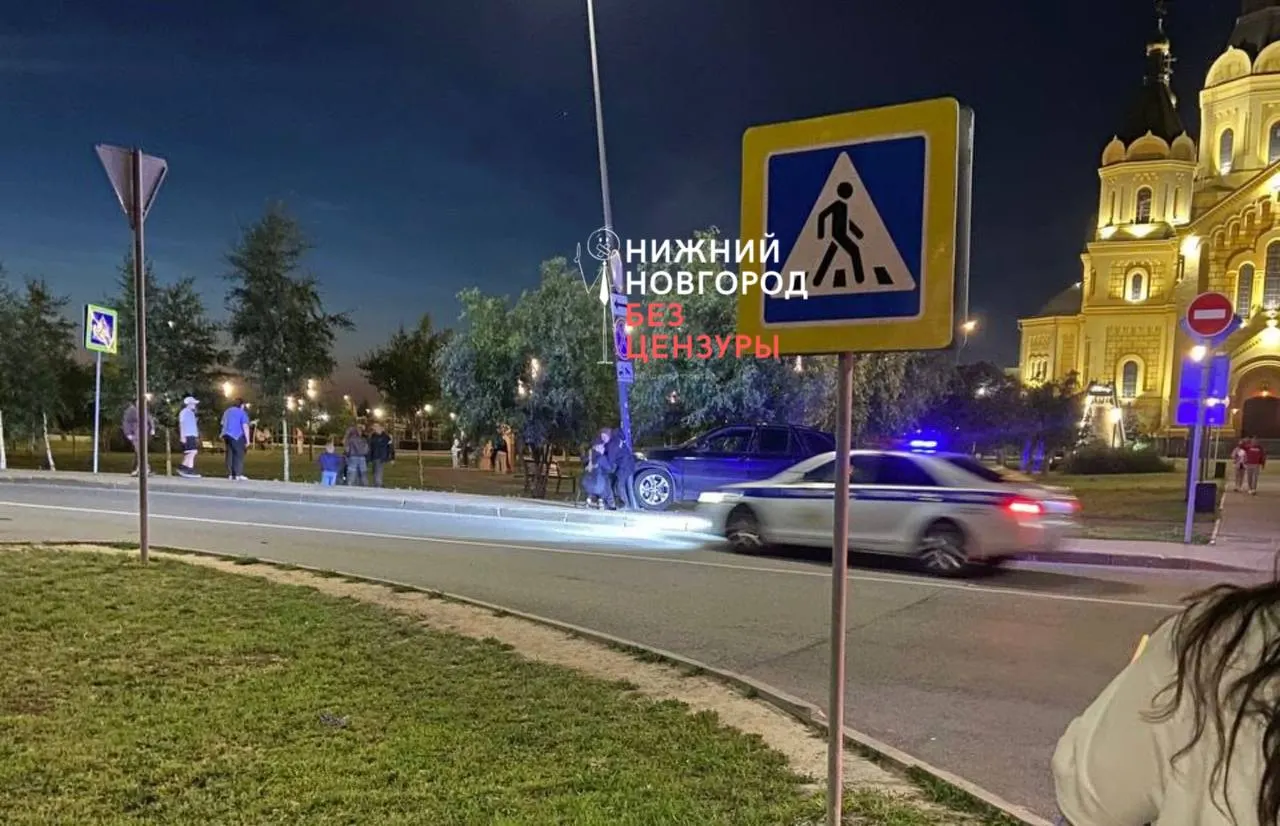 В&nbsp;Нижнем Новгороде водитель BMW&nbsp;попытался прорваться через&nbsp;перекрытую улицу и&nbsp;врезался в&nbsp;столб