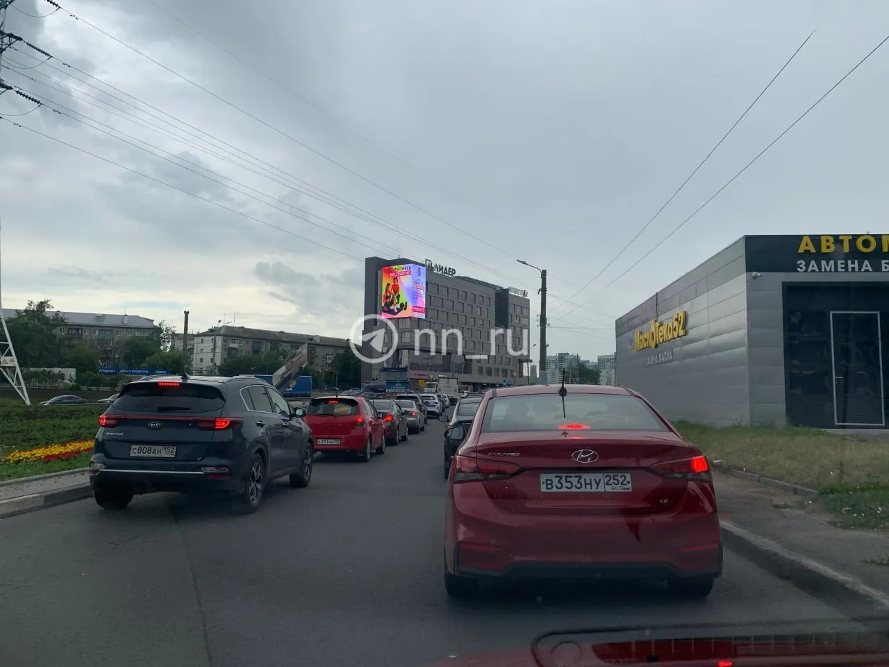 Утром движение на Комсомольской площади затруднено: очередь на заправку и сужение проезда привели к затору. Рекомендуется выбирать объездные маршруты.