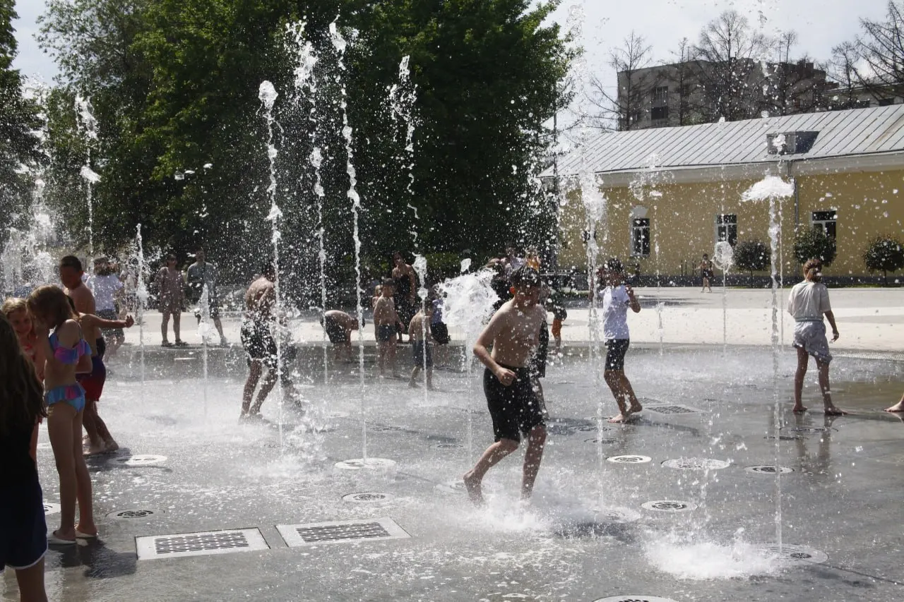 С воскресенья ожидается значительное потепление: днём +26...+28°C, на следующей неделе — до +28...+32°C, ночами +15...+19°C.