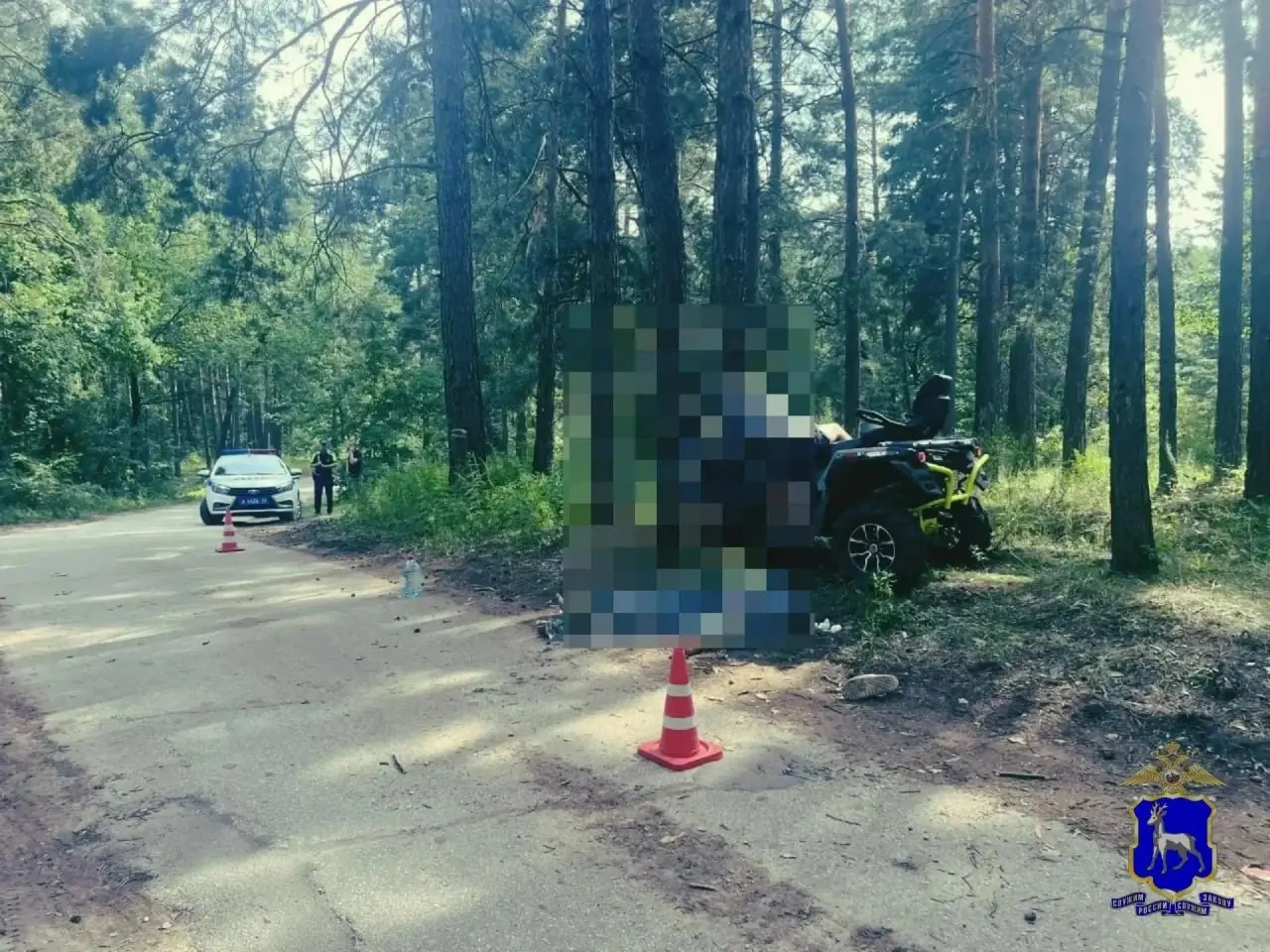 По дороге от турбазы квадроцикл врезался в дерево: водитель и один из пассажиров погибли, ещё один человек госпитализирован.