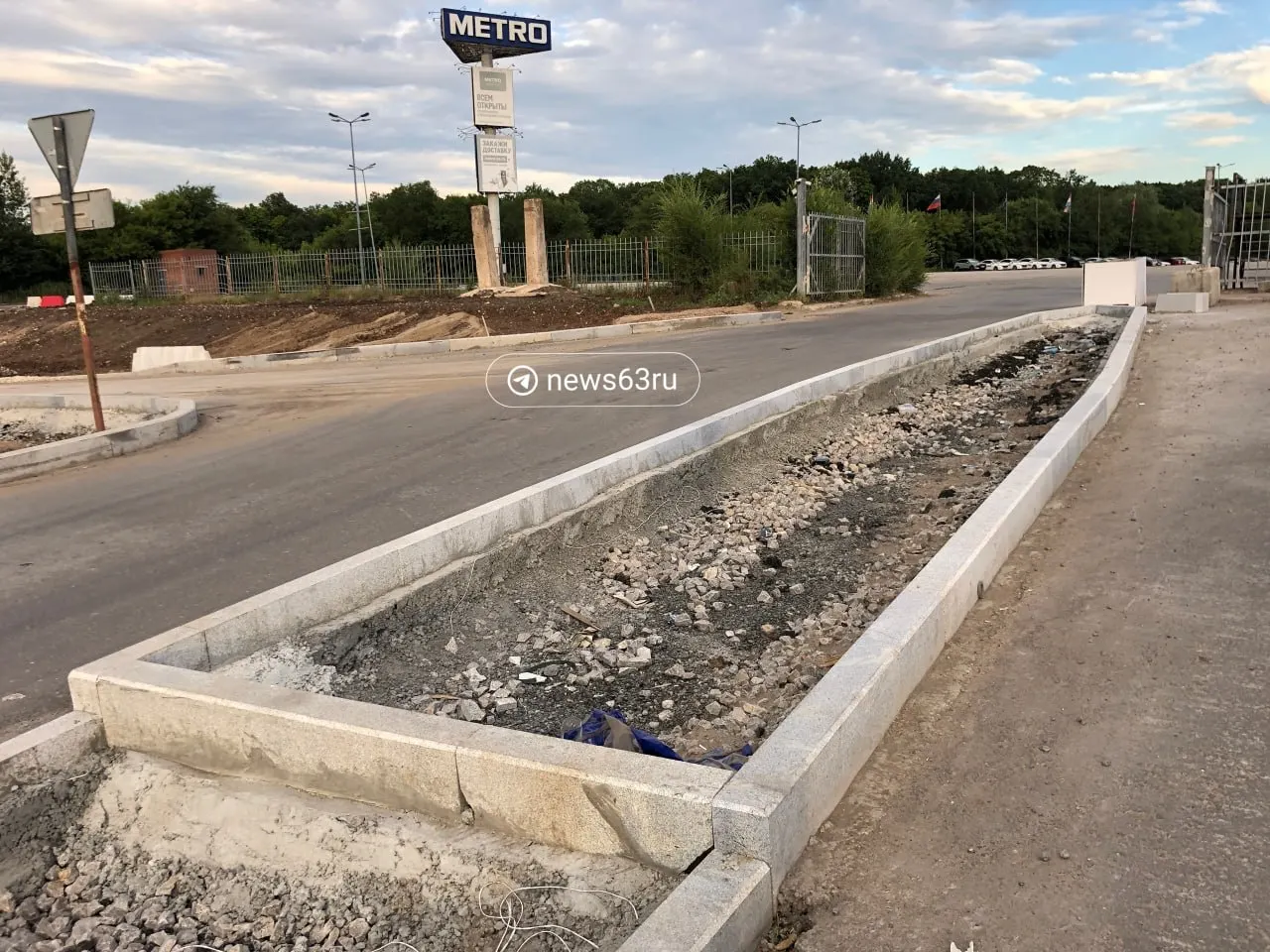 На участке дублёра Московского шоссе в Тольятти укладывают последние слои асфальта: обустроен съезд к ЖК «Кислород», устанавливают бордюры, пешеходная часть пока остаётся на песчаном основании.