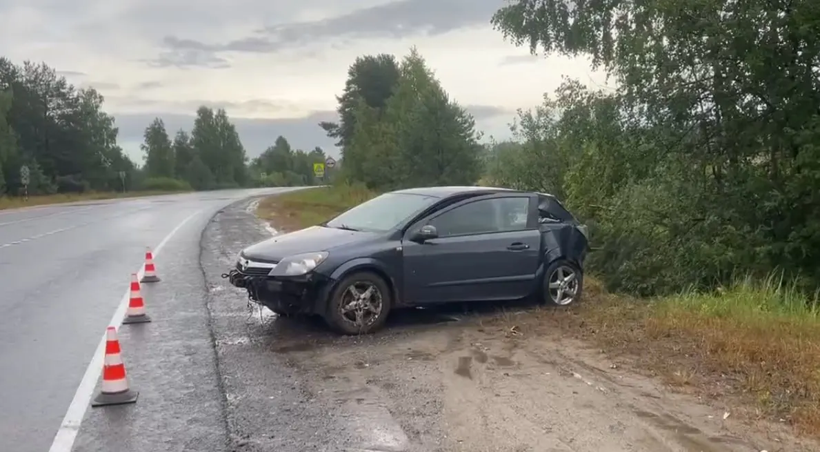 Днём на трассах региона из‑за мокрой дороги случились два аварийных эпизода — в одном из них погиб велосипедист, в другом пострадал 27‑летний водитель.