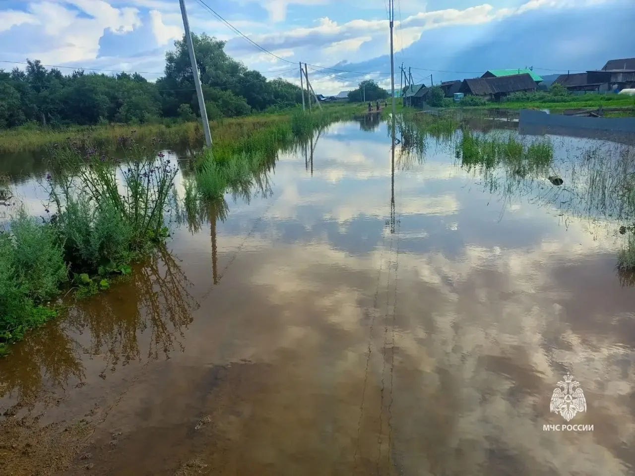 В Белокатайском районе Республики Башкортостан вода не уходит с пяти придомовых участков. Спасатели сообщают, что угрозы жизни нет, но мониторинг ситуации продолжается.