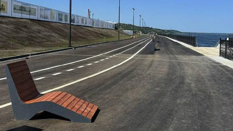 Участок связал район у моста с пляжем — теперь общая протяжённость набережной города составляет восемь километров, сообщил губернатор.