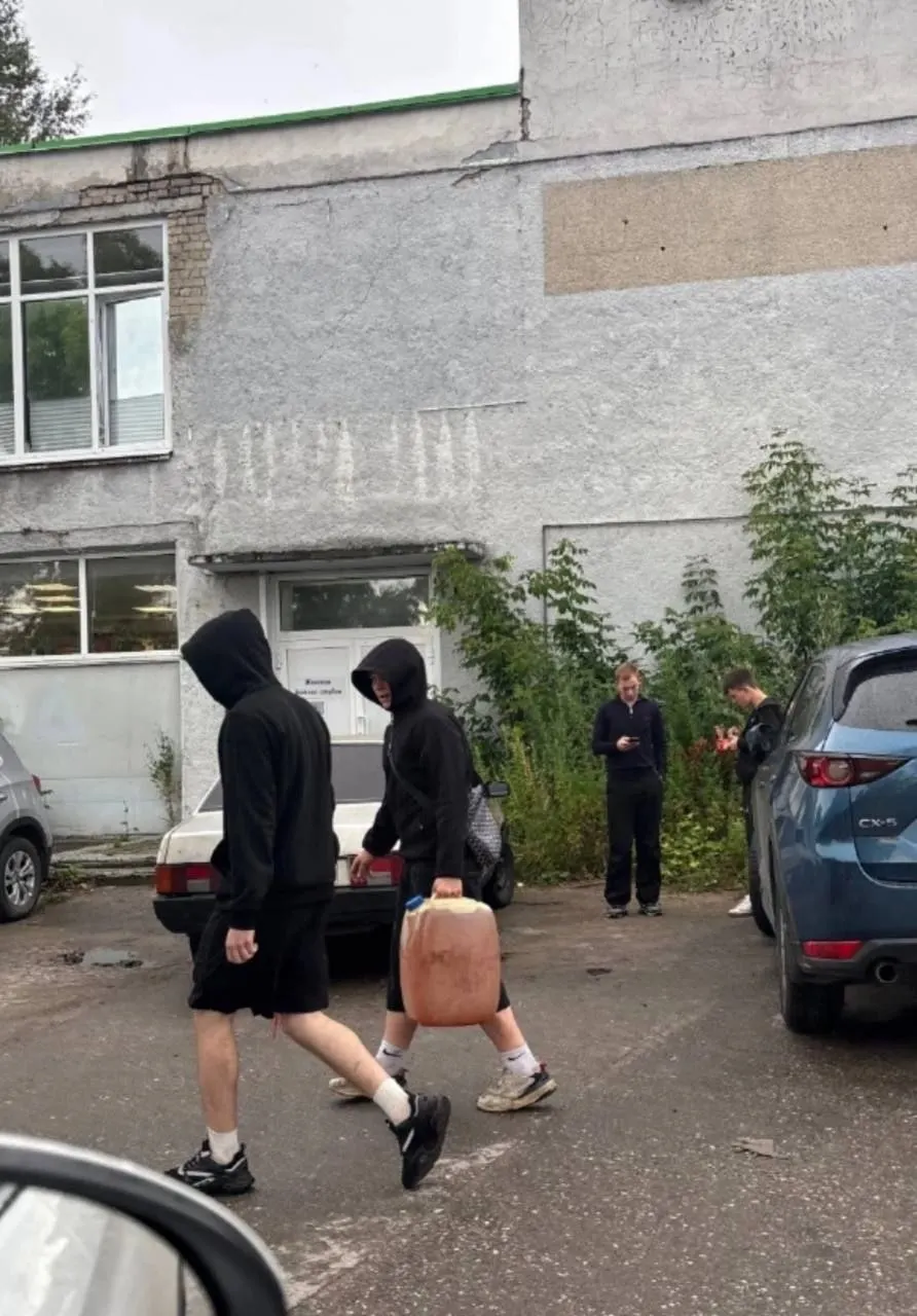 Жители Сормова сообщают о сериях краж топлива: бензин уходил из машин на улицах Баранова, Шимборского, в ЖК «Сормово парк» и соседних улицах, злоумышленники действуют даже днем.