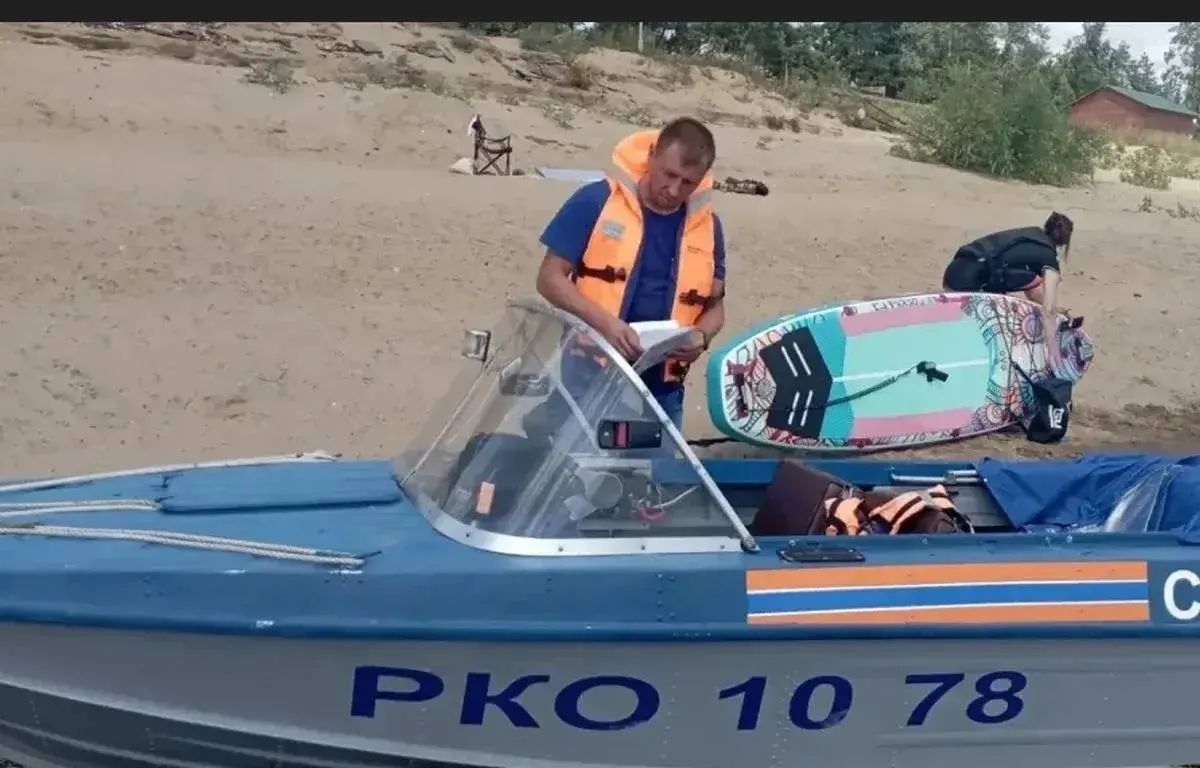 Во время катания на сапборде у полуострова Копылово их отнесло далеко от берега; спасатели подняли их на катер и доставили на сушу, медицинская помощь не потребовалась.