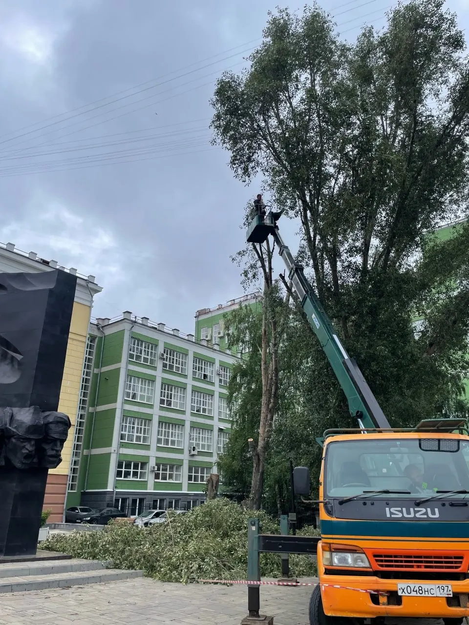 Жители заметили вырубку здоровых деревьев на улице Красноармейской в Самаре. По словам очевидцев, у подрядчиков не было порубочного билета, люди требуют проверить законность работ.